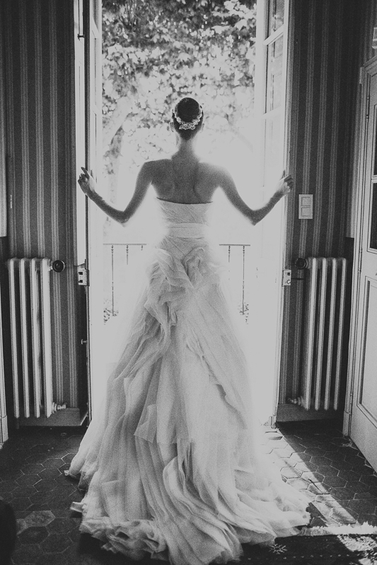 Mariée robe dos fenetre noir et blanc