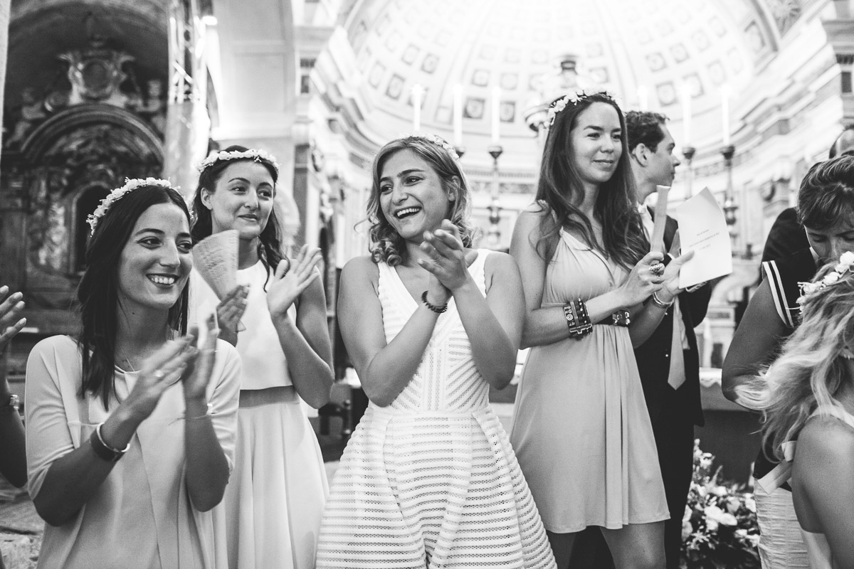 Invités applaudissements église noir et blanc