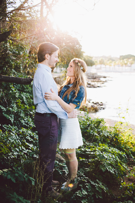 Shooting couple coucher de soleil bord de mer