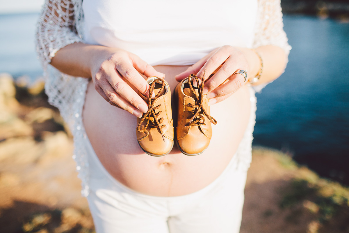 Shooting grossesse chaussons bebe