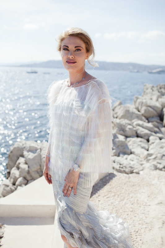 Portrait femme robe blanche Cannes