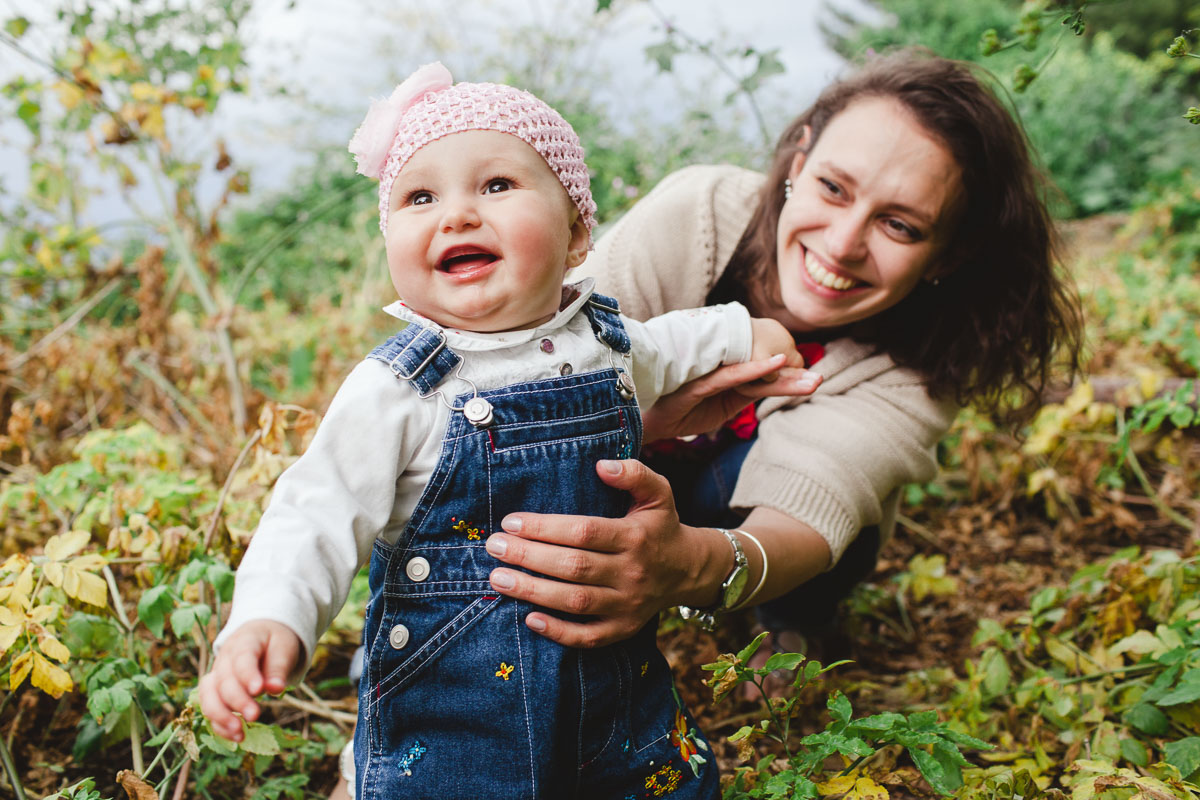Shooting mere bebe sourire exterieur