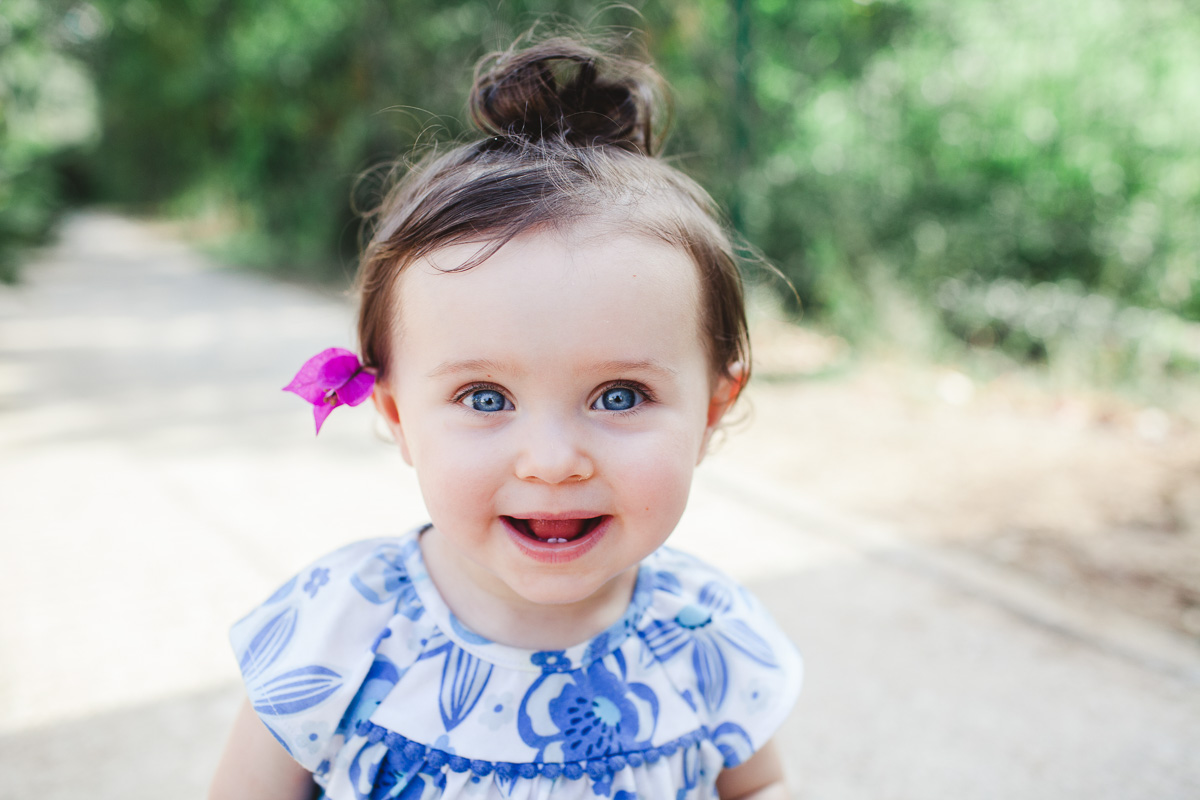 Portrait bebe yeux bleus sourire